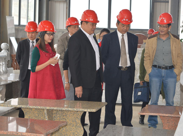 Đồng chí Phó Bí thư Huyện ủy, Chủ tịch UBND huyện Vị Xuyên Lương Văn Đoàn thăm nhà máy đá sẻ Thuận Hòa.