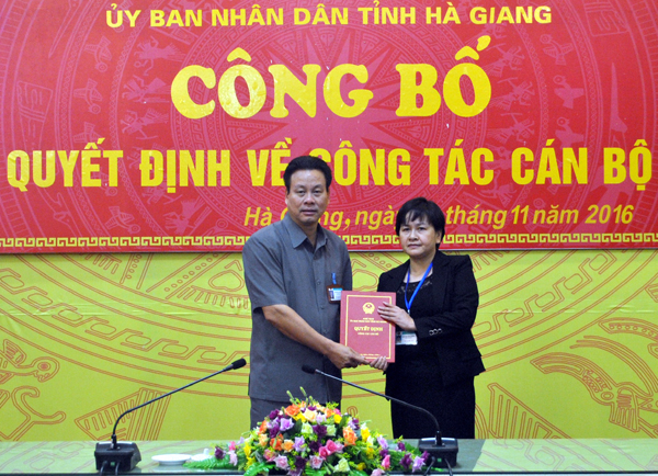 Đồng chí Nguyễn Văn Sơn, Phó Bí thư Tỉnh ủy, Chủ tịch UBND tỉnh trao Quyết định, chúc mừng đồng chí Trần Thị Thanh Hương.