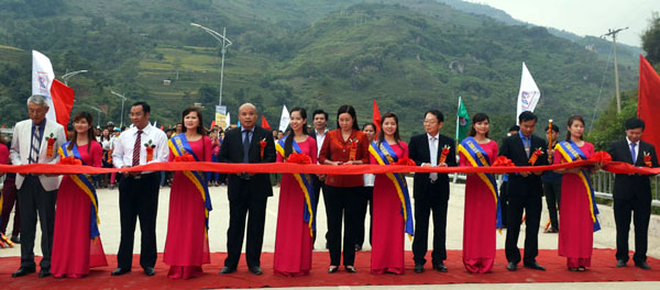 Phó Chủ tịch UBND tỉnh Hà Thị Minh Hạnh và lãnh đạo các đơn vị hữu quan cắt băng thông xe cầu Cốc Pài.