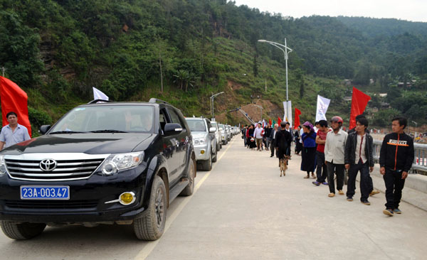 Những chiếc xe ô-tô đầu tiên lưu thông qua cầu Cốc Pài.