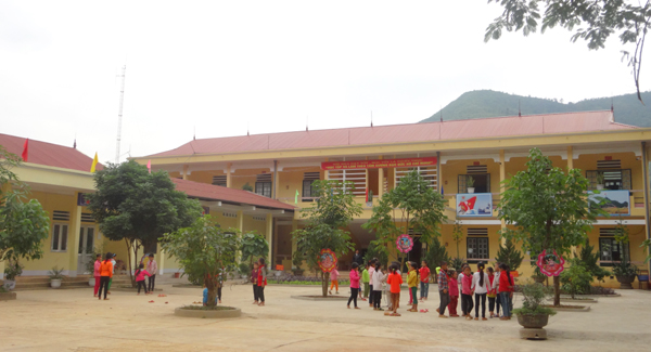 Giờ ra chơi tại Trường PTDTBTTH Hữu Vinh.