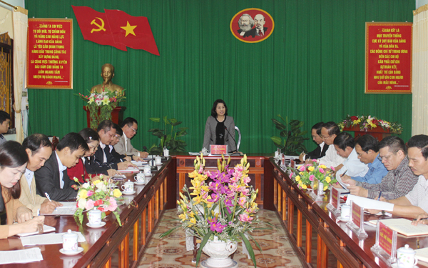 Đồng chí Bùi Thị Thanh, Phó Chủ tịch Ủy ban Trung ương MTTQ Việt Nam làm việc tại huyện Vị Xuyên.