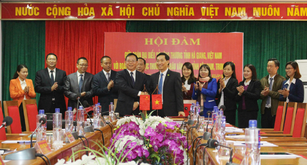 Đại diện 2 bên ký kết biên bản Hội đàm.