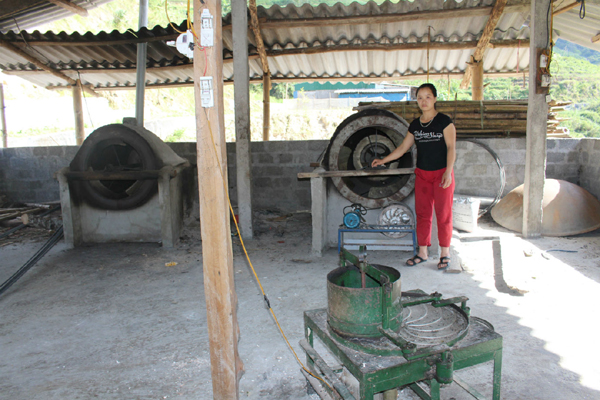 Xưởng sao chè gồm 2 máy sấy và 1 máy vò đem lại nguồn thu nhập trên 120 triệu đồng mỗi năm của gia đình anh Đặng Văn Nhùn, Bí thư Chi bộ thôn Tả Ván.