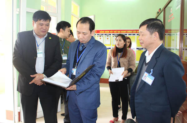 Phó Chủ tịch UBND tỉnh Trần Đức Quý cùng đoàn công tác kiểm tra hoạt động tại Trung tâm giao dịch một cửa huyện Vị Xuyên.