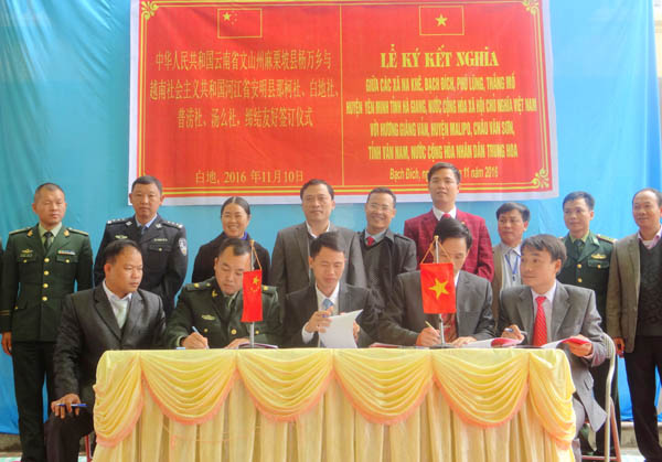 Lãnh đạo 4 xã biên giới và hương Giàng Vản tham gia ký kết nghĩa.