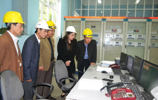 Phó Chủ tịch UBND tỉnh Hà Thị Minh Hạnh kiểm tra công tác vận hành khai thác thủy điện tại Nhà máy Thủy điện sông Chừng (Quang Bình).