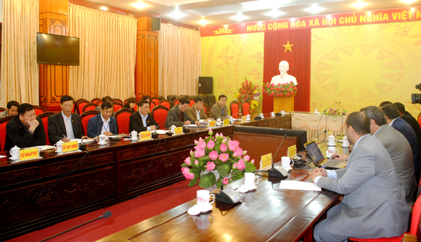 Phó Chủ tịch UBND tỉnh Nguyễn Minh Tiến cùng đại diện lãnh đạo các sở, ngành dự buổi làm việc.
