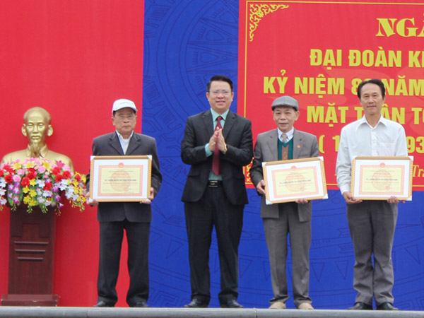 Đồng chí Trần Mạnh Lợi, Ủy viên BTV Tỉnh ủy, Bí thư Thành ủy trao giấy khen cho 3 tổ dân phố đạt danh hiệu tổ văn hóa tiêu biểu 3 năm.