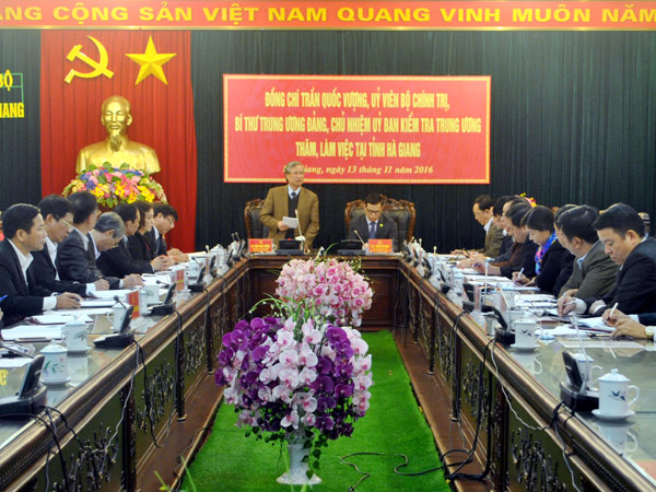 Đồng chí Trần Quốc Vượng, Ủy viên Bộ Chính trị, Bí thư T.Ư Đảng, Chủ nhiệm Ủy ban Kiểm tra T.Ư phát biểu tại buổi làm việc với BTV Tỉnh ủy.