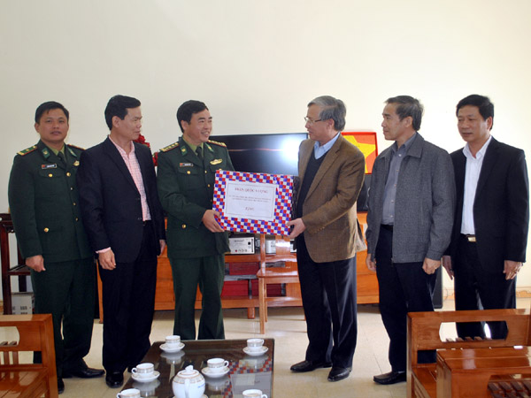 Đồng chí Trần Quốc Vượng, Ủy viên Bộ Chính trị, Bí thư T.Ư Đảng, Chủ nhiệm Ủy ban Kiểm tra T.Ư thăm, tặng quà cán bộ, chiến sỹ Đồn Biên phòng Lũng Cú (Đồng Văn).