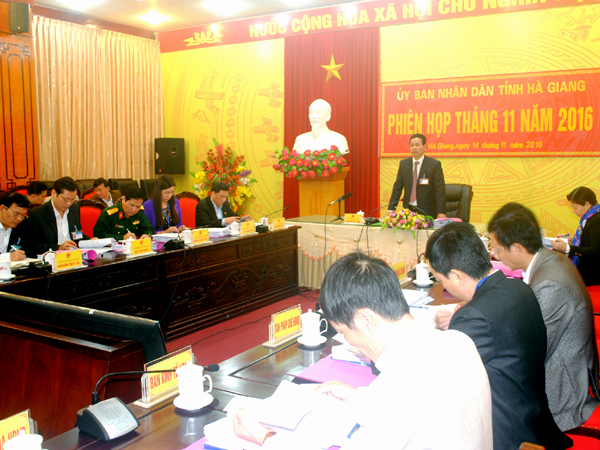 Chủ tịch UBND tỉnh Nguyễn Văn Sơn phát biểu tại phiên họp.      