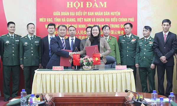 Lãnh đạo huyện Mèo Vạc, tỉnh Hà Giang (Việt Nam) và Phú Ninh (Vân Nam, Trung Quốc) ký kết biên bản hội đàm.
