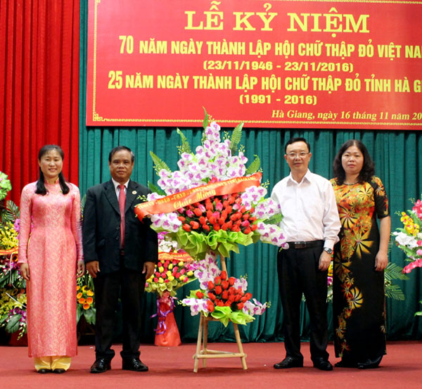  Phó Bí thư Thường trực Tỉnh ủy, Chủ tịch HĐND tỉnh Thào Hồng Sơn tặng lẵng hoa chúc mừng Hội CTĐ tỉnh
