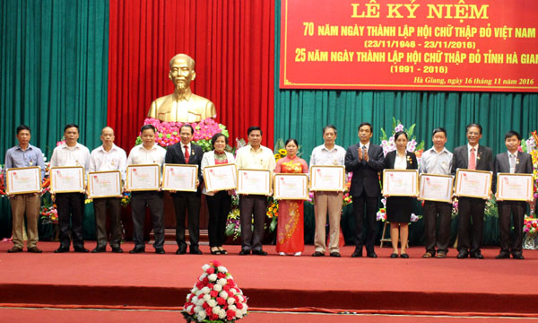 Đồng chí Đặng Minh Tiến, Phó Tổng thư ký T.Ư Hội CTĐ Việt Nam trao Kỷ niệm chương cho các cá nhân có thành tích xuất sắc