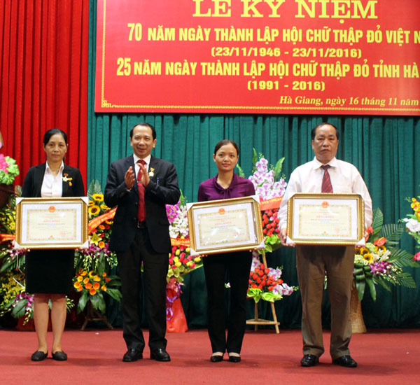 Phó Chủ tịch UBND tỉnh Trần Đức Quý trao Bằng khen của UBND tỉnh cho các cá nhân, tập thể có thành tích xuất sắc trong công tác HCT