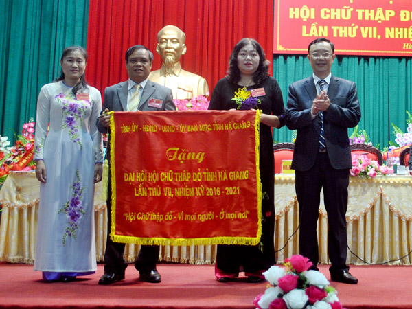 Đồng chí Thào Hồng Sơn, Phó Bí thư Thường trực Tỉnh ủy, Chủ tịch HĐND tỉnh tặng bức Trướng cho đại hội.