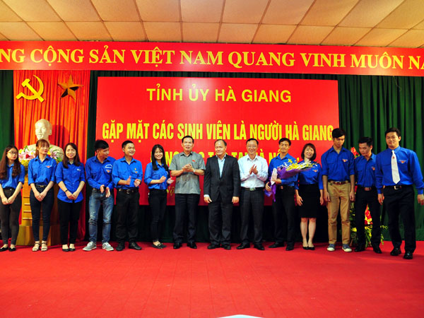 Bí thư Tỉnh ủy Triệu Tài Vinh cùng các đại biểu trao Quyết định thành lập và tặng hoa chúc mừng Câu lạc bộ sinh viên Hà Giang tại Hà Nội.