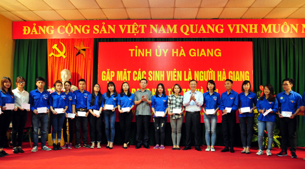 Các đồng chí lãnh đạo tỉnh trao quà của tỉnh cho các SV có thành tích tốt trong học tập.