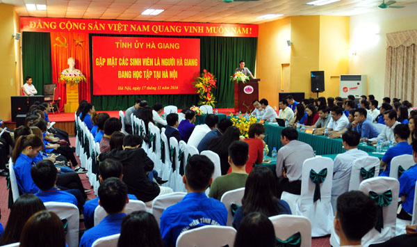 Toàn cảnh buổi gặp mặt sinh viên là người Hà Giang đang học tập tại Hà Nội.