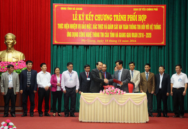 Đại diện lãnh đạo UBND tỉnh và Ban cơ yếu Chính phủ ký kết chương trình phối hợp thực hiện nhiệm vụ bảo mật, xác thực và giám sát an toàn thông tin đối với hệ thống ứng dụng CNTT của tỉnh Hà Giang, giai đoạn 2016 – 2020.