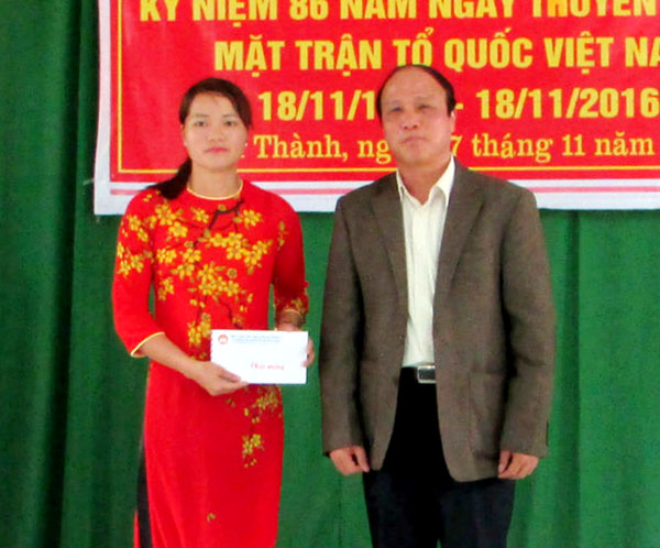 Đồng chí Lê Quang Minh, Ủy viên BTV Tỉnh ủy, Chủ nhiệm UBKT Tỉnh ủy tặng quà cho cán bộ, nhân dân thôn Tân Thành.