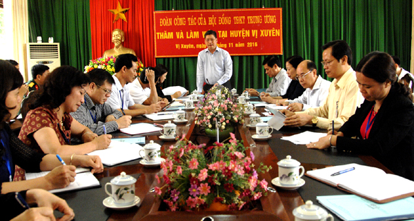 Đồng chí Vương Văn Đỉnh phát biểu đại buổi làm việc với huyện Vị Xuyên.