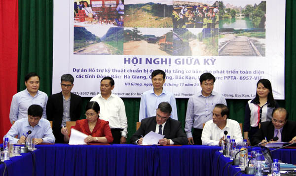 Lãnh đạo UBND các tỉnh và đại diện ngân hàng ADB ký kết biên bản ghi nhớ.