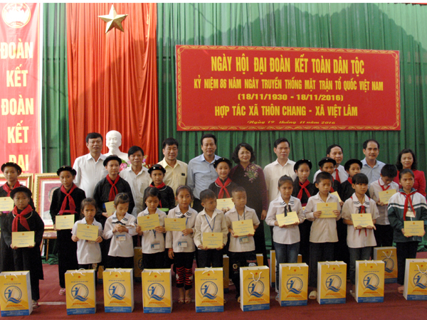 Phó Chủ tịch nước Đặng Thị Ngọc Thịnh tặng quà và học bổng cho các cháu học sinh nghèo vượt khó, học giỏi.