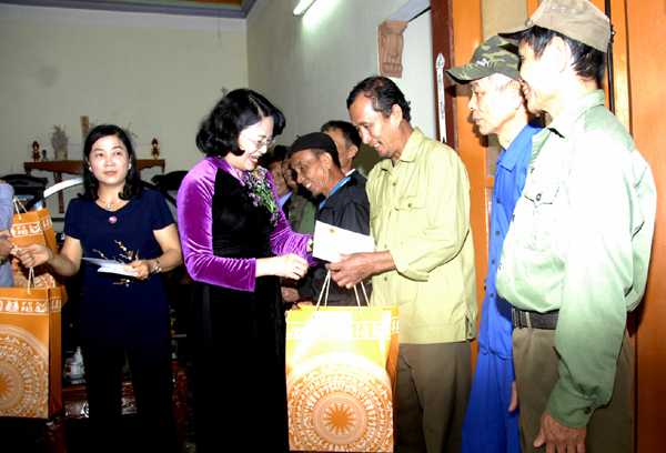 Phó Chủ tịch nước tặng quà các hộ chính sách.