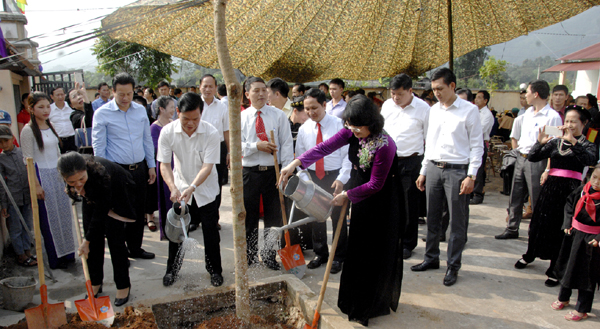 PCT nước và các đồng chí lãnh đạo tỉnh trồng cây lưu niệm tại thôn Chang.
