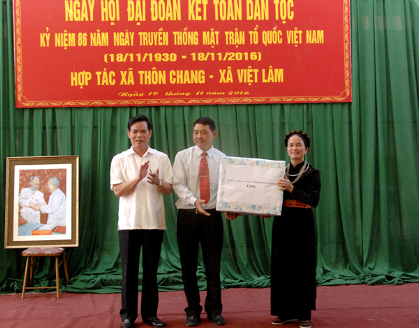 Bí thư Tỉnh ủy tặng quà HTX thôn Chang.