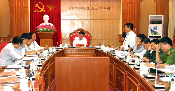 Lãnh đạo huyện Hoàng Su Phì báo cáo tiến độ thực hiện Đề án tái cơ cấu nông nghiệp tới Phó Chủ tịch UBND tỉnh Nguyễn Minh Tiến.