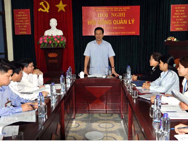 Chủ tịch UBND tỉnh Nguyễn Văn Sơn phát biểu kết luận buổi làm việc.