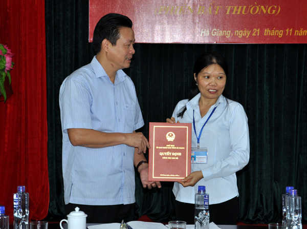 Chủ tịch UBND tỉnh Nguyễn Văn Sơn trao quyết định bổ nhiệm cho đồng chí Đặng Thị Kim Khánh.