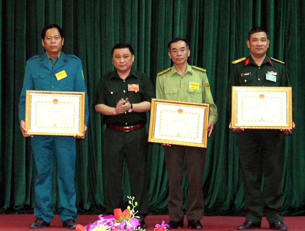 Phó Chủ tịch UBND tỉnh Nguyễn Minh Tiến trao Bằng khen của Chủ tịch UBND tỉnh cho các tập thể có thành tích trong diễn tập.