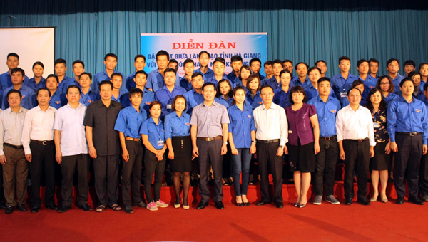 Bí thư Tỉnh ủy Triệu Tài Vinh, Chủ tịch UBND tỉnh Nguyễn Văn Sơn, Phó Bí thư thường trực Tỉnh ủy - Chủ tịch HĐND tỉnh Thào Hồng Sơn và các đại biểu chụp ảnh lưu niệm cùng các TN tại buổi gặp mặt.