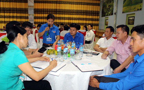 Các đoàn viên thanh niên trao đổi tại buổi gặp mặt.