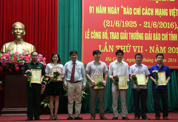 Chủ tịch Hội Nhà báo Lê Trọng Lập (thứ 3 từ trái sang) trao giải B cho các tác giả tại giải báo chí lần thứ VII.