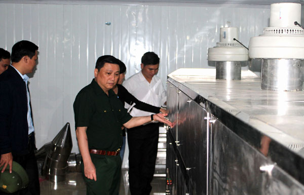 Phó Chủ tịch UBND tỉnh Nguyễn Minh Tiến thăm quan dây truyền chế biến tinh bột trà xanh của Công ty TNHH Y học bản địa Việt Nam.