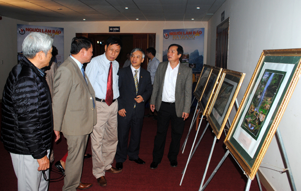 Đại biểu dự hội thảo tham quan khu trưng bày, triển lãm ảnh của các hội viên Hội Nhà báo.