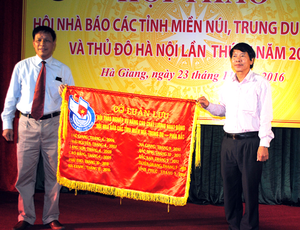 Hội Nhà báo Bắc Giang nhận cờ luân lưu đăng cai tổ chức Hội thảo năm 2017.