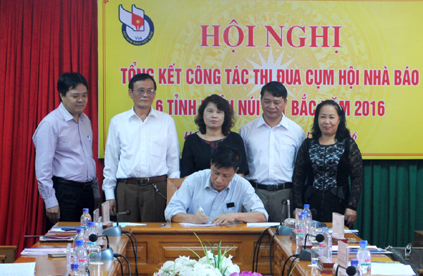 Lãnh đạo các Hội Nhà báo trong cụm ký giao ước thi đua năm 2017.