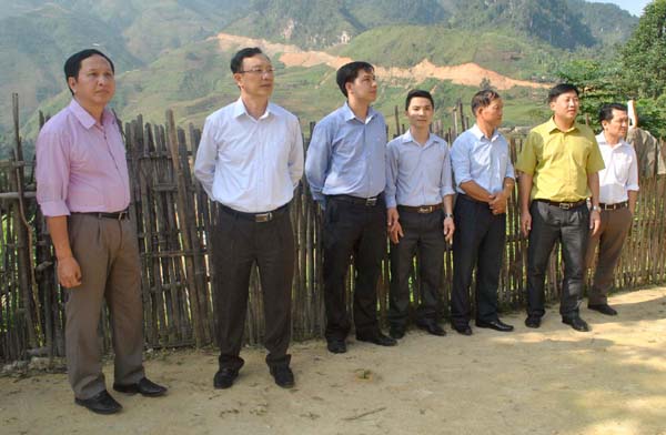 Đồng chí Thào Hồng Sơn, Phó Bí thư Thường trực Tỉnh ủy, Chủ tịch HĐND tỉnh kiểm tra chương trình xây dựng nông thôn mới tại thôn Khâu Mèng, xã Thuận Hòa (Vị Xuyên).
