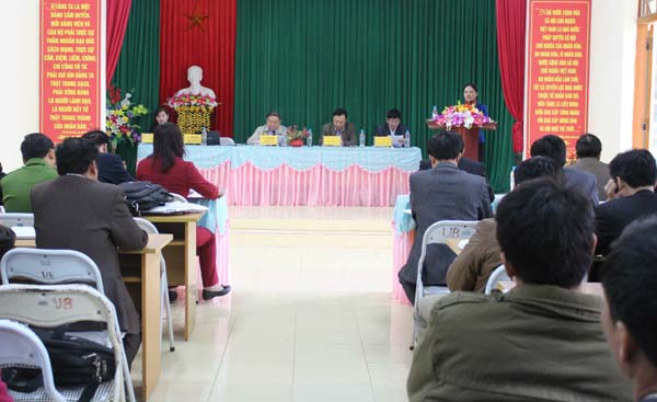 Đồng chí Vương Ngọc Hà, Phó Trưởng đoàn ĐBQH khóa XIV đơn vị tỉnh Hà Giang phát biểu tại buổi tiếp xúc cử tri xã Yên Hà (Quang Bình).