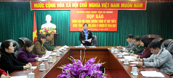 Đồng chí Chúng Thị Chiên, Ủy viên BTV Tỉnh ủy, Phó Chủ tịch HĐND tỉnh thông báo nội dung, chương trình Kỳ họp thứ 3 - HĐND tỉnh.