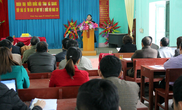 Đồng chí Vương Ngọc Hà, Phó Trưởng đoàn ĐBQH khóa XIV tỉnh Hà Giang phát biểu tại buổi tiếp xúc cử tri thị trấn Vĩnh Tuy (Bắc Quang).