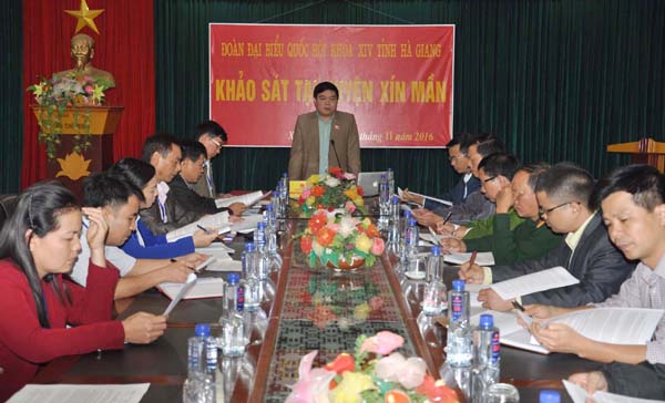 Đại biểu Quốc hội Nguyễn Ngọc Hải khảo sát việc thực hiện Luật Tổ chức chính quyền địa phương năm 2015 tại bàn huyện Xín Mần.