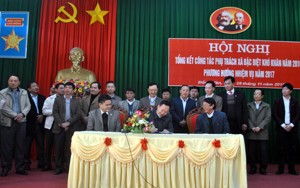 Đại diện lãnh đạo các sở, ban, ngành của tỉnh, huyện Đồng Văn và các xã ký kết chương trình phụ trách, giúp đỡ trong năm 2017.