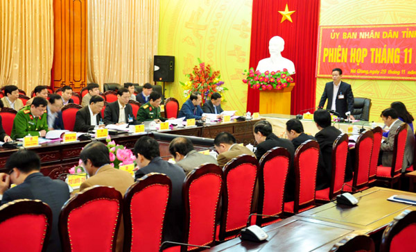 Chủ tịch UBND tỉnh Nguyễn Văn Sơn phát biểu kết luận phiên họp.